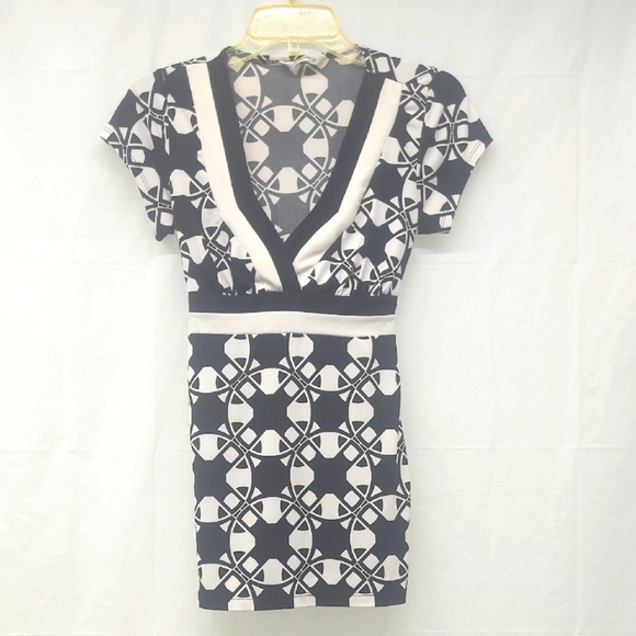 Tunic Top Deep V Neck Black  White Geometric Print Stretchy Short Sleeve Sexy - Picture 1 of 5
